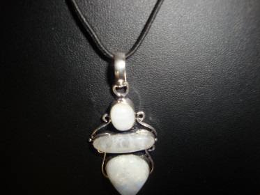 1 rad 22 - ogrlica pravo srebro oznake 925 sa poludragim kamenom - mjesečevim kamenom