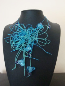 plava rapsodija - ogrlica rađena tehnikom makramea ( končane trake, perle u boji , te perle od murano stakla )