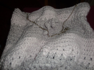 pletena vrećasta torba od vune boje roza sive , metalni remen