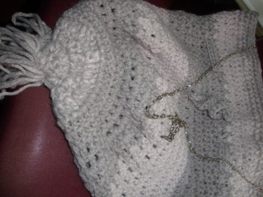 pletena vrećasta torba od vune boje roza sive , metalni remen1.jpg