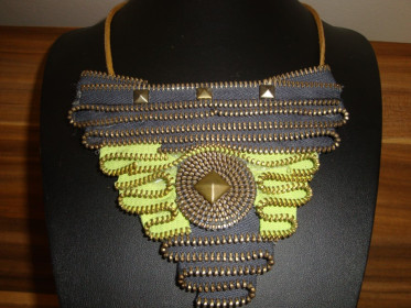 rad 11 - lijepo pristaje uz traper - posebna ogrlica od tkanine i metala