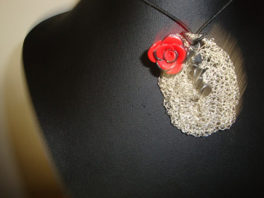 rad 12 - u srebrnoj čipki ružica od fifo mase i crni hematit poludragi kamen 2