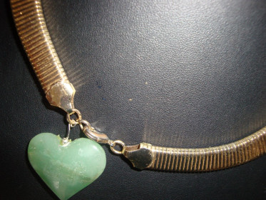 rad 13 u zlatu - u pozlaćena metalna ogrlica sa dominantnim privjeskom srce od malahita ( poludragog kamena )