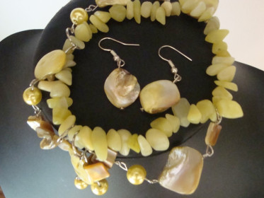 rad 14- narukvica prave obojane školjke i isto takve naušnice