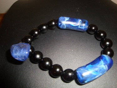 rad 18.- narukvica crni hovlit poludragi kamen sa privjeskom od plavog lapis lazurija poludragi kamen