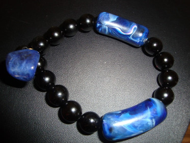 rad 18.- narukvica crni hovlit poludragi kamen sa privjeskom od plavog lapis lazurija poludragi kamen 1