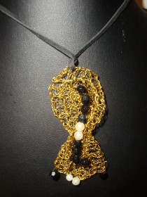 rad 21- kožna vrpca i češke perle i biseri u zlatnoj mreži