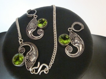 rad 26- komplet narukvica i naušnice pravo srebro 925 i svarowski zeleni kamen
