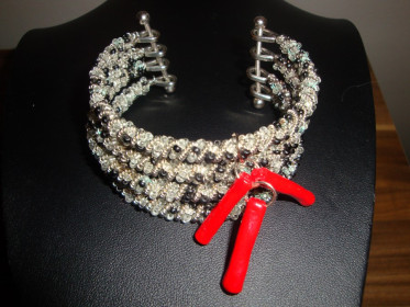 rad 28- trodjelna narukvica - češke perle sivo crne 1