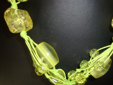 rad 3. - zelena makrame ogrlica - elementi isprepleteni u zelenoj vrpci 2