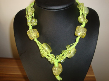 rad 3. - zelena makrame ogrlica - elementi isprepleteni u zelenoj vrpci