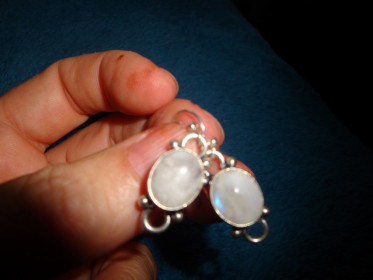 rad 30 . srebro 925 naušnice srednje veličine viseće mjesečev kamen srebro 925 -1