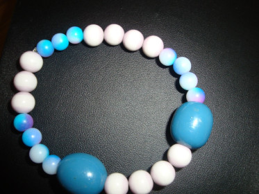 rad 5. - narukvica od hovlita u boji ( poludragog kamena ) sa dvije plave efektne drvene perle