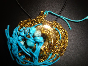 rad 6.- ogrlica - oplet u zlatnoj žici - plave trakice i tirkiz ( poludragi kamen ) 1