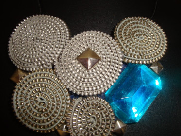 rad 7.- ogrlica metalna sa velikim tirkiznim kristalom 2