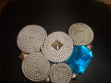 rad 7.- ogrlica metalna sa velikim tirkiznim kristalom