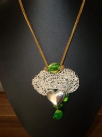 rad 8.- opleteno srce - u tankom srebrnoj žici metalno srce sa pravim obojanim školjkama