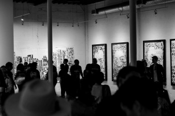 Suvremena galerija s izloženim umjetničkim djelima i posjetiteljima