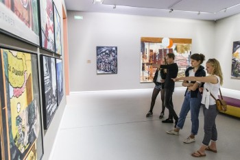 Izložba suvremene umjetnosti u modernom galerijskom prostoru